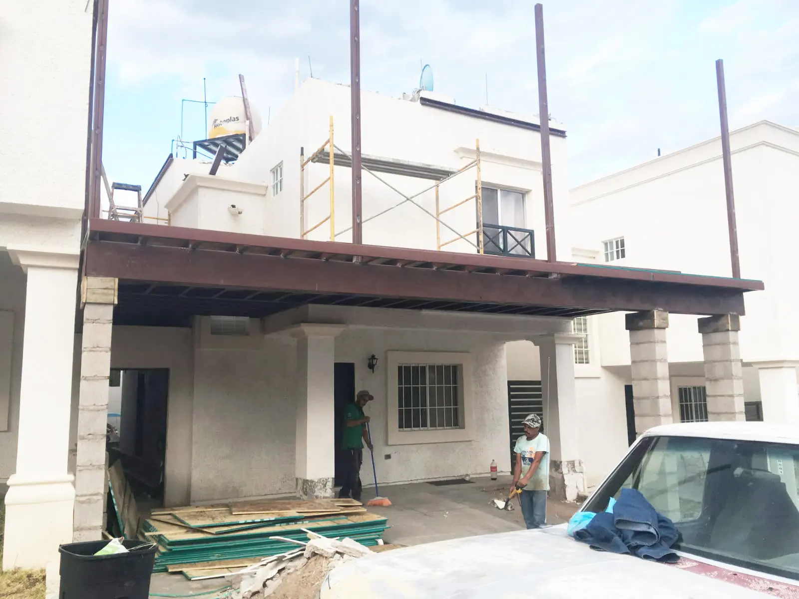 exterior de casa con arreglos de casa americana con trabes 